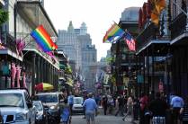 Muito movimento na Bourbon Street, a rua mais famosa de New Orleans, na Louisiana - Estados Unidos